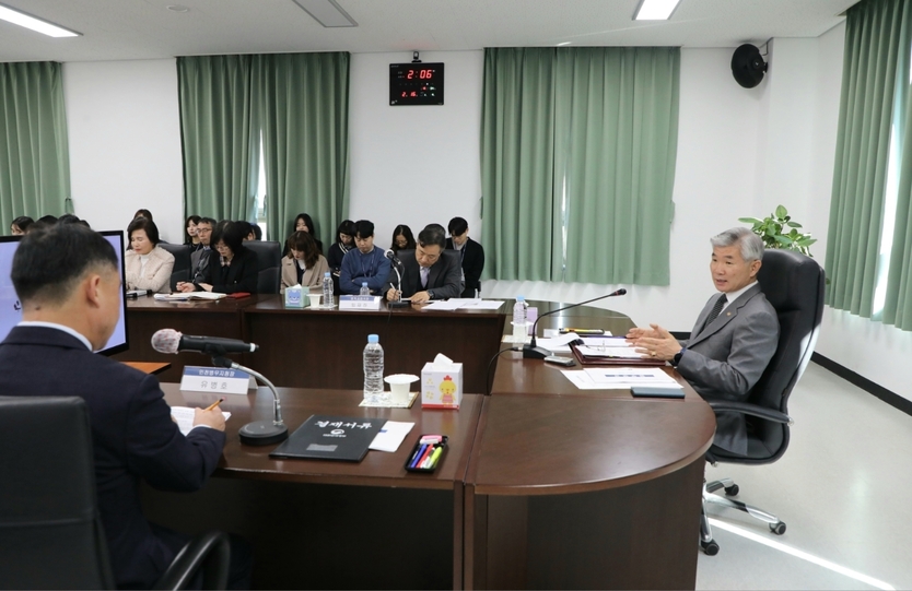 이기식 병무청장, 인천병무지청·산업현장 방문해 업무보고를 받고 있다. ⓒ 인천병무지청 제공