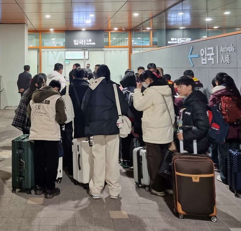 한·중 카페리 여객이 국제여객터미널로 입국하고 있다 ⓒ 인천항만공사 전경