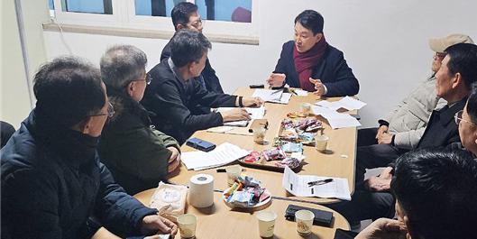 원희룡 국민의힘 계양'을' 예비후보가 계산2동 극동아파트 재건축 추진위원회 임원들과 간담회를 가지고 있다.ⓒ 원희룡 예비후보실 제공