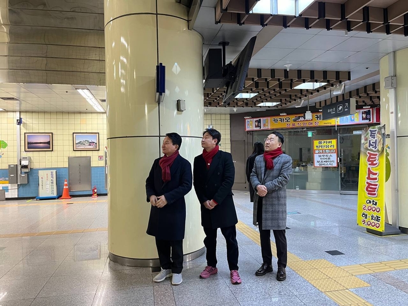 원희룡 국민의힘 계양을 예비후보(왼쪽 첫번째)와 전 축구 국가대표 이천수 선수(가운데) 모습.ⓒ원희룡 국민의힘 계양을 예비후보 사무실 제공