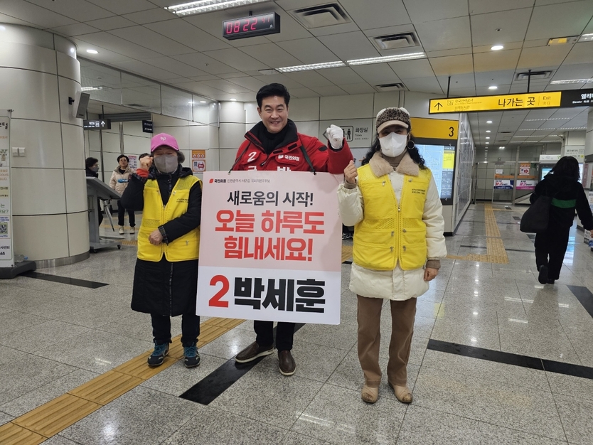 박세훈 인천 서구갑 예비후보가 선거운동을 펼치고 있다. ⓒ 박세훈 예비후보 제공