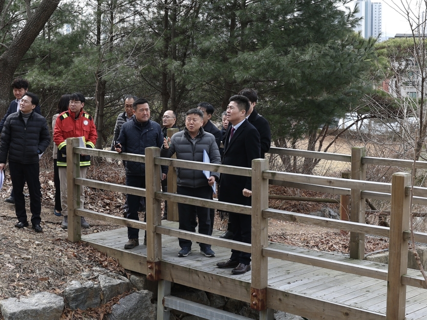 김정헌 중구청장이 관계자들과 해빙기 대비 위험시설물 안전점검 실시하고 있다. ⓒ 중구청 제공