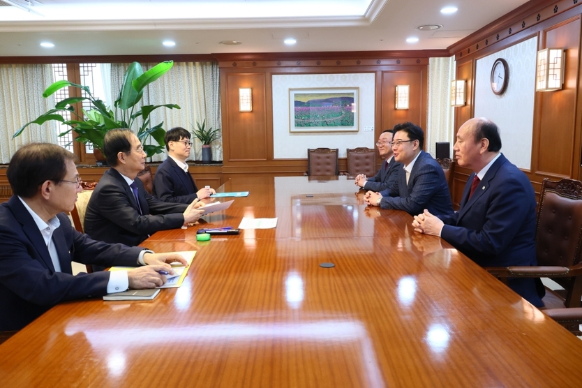박형덕 동두천시장과 김성원국회의원,김덕현 연천군수가 , 한덕수 총리를 만나 미군공여지 반환 지연에 따른 숙원사업 지원 건의서 전달하기전 환담을 하고 있다. ⓒ 동두천시 제공