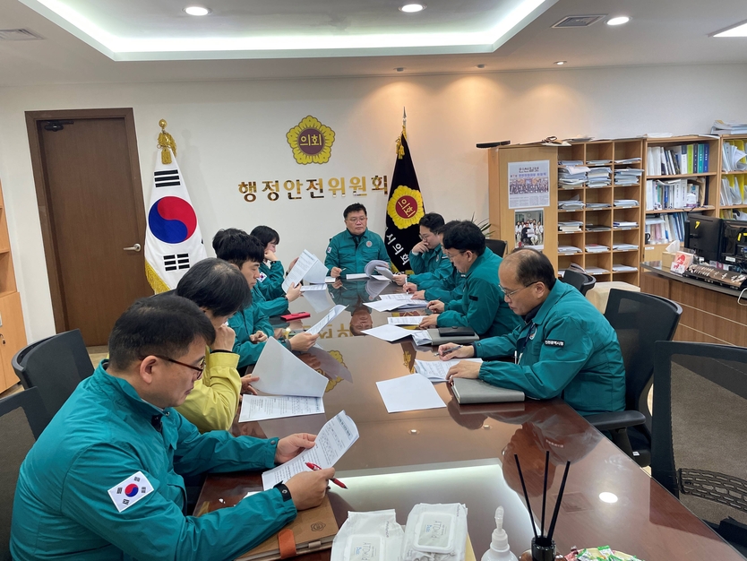 신동섭 행정위원장이 시의회 행안위, 지역재난안전대책본부 운영 점검 및 논의하고 있다. ⓒ 인천시의회 제공