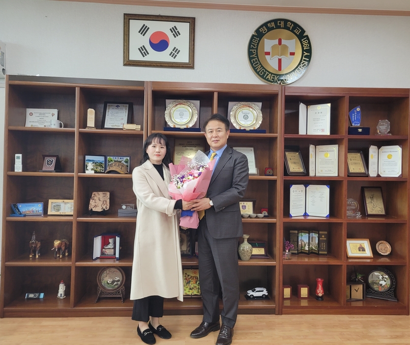제64회 간호사 국가시험 전국 수석 박여진 졸업생, 평택대학교 총장 예방하고 기념촬영을 하고 있다. ⓒ 평택대 제공