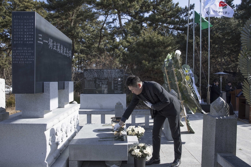 김정헌 인천 중구청장이 남북동 소재 용유 3.1독립만세기념비 추모공간에서 헌화를 하고 있다.ⓒ인천중구청 제공