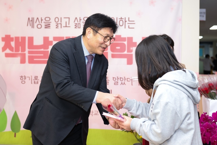 도성훈 인천시교육감, 인천경연중학교 ‘책날개 입학식’에서 신입생 격려하고 있다. ⓒ 인천시교육청 제공