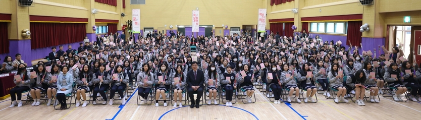 도성훈 인천광교육감이, 인천경연중학교 ‘책날개 입학식’에서 신입생 격려 후 기념촬영을 하고 있다. ⓒ 인천시교육청 제공