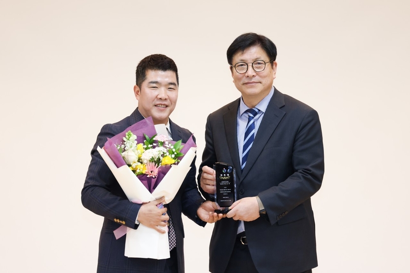 도성훈 인천시교육감이, 야구선수 정근우 인천시교육청 홍보대사 위촉한 후 기념촬영을 하고 있다. ⓒ 인천시교육청 제공