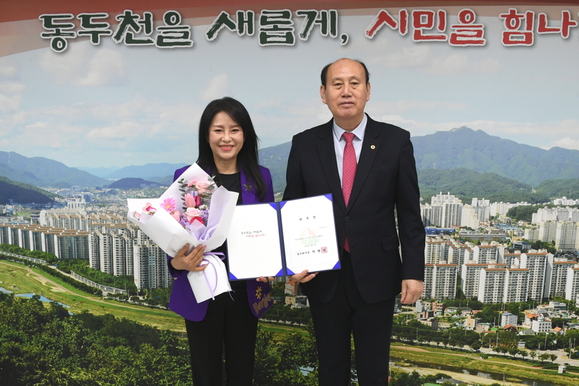 박형덕 동두천시장이, 배우 이상미, 동두천시 3월 ‘1일 명예시장’ 위촉하고 기념촬영을 하고 있다. ⓒ 동두천시 제공