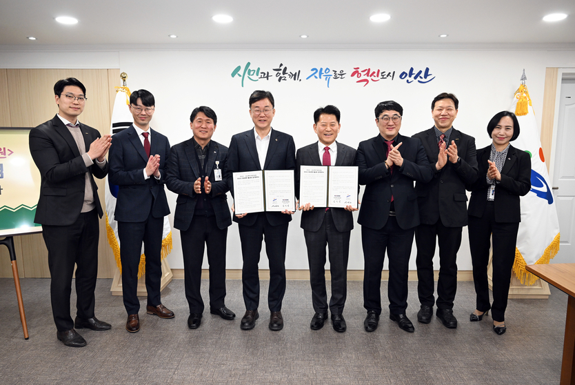 중소벤처기업인증원(KOSRE) 엄진엽 원장(가운데 오른쪽)과 안산시 이민근 시장(가운데 왼쪽) 및 양 기관 주요 관계자들이 ESG 경영 활성화를 위한 업무협약 체결 후 함께 기념촬영을 하고 있다.ⓒ중소벤처기업인증원 제공