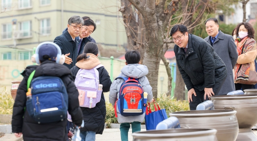 도성훈 인천시교육감, 인천도화초 아침이 행복한 학교 참여 학생 격려하고 있다. ⓒ 인천시교육청 제공
