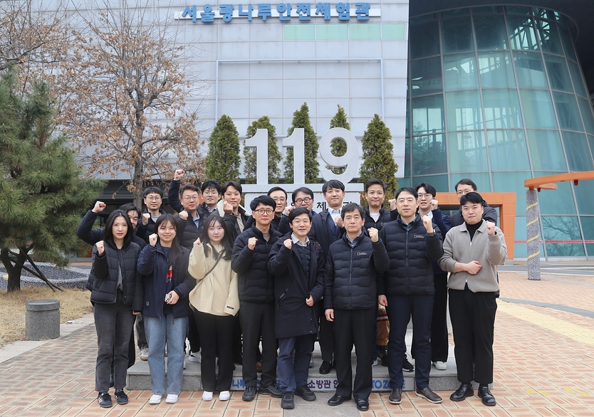 한전산업개발 본사 안전보건처 한상진 처장(앞줄 우측에서 세 번째) 및 본사 직원들이 기념촬영에 응하고 있다. ⓒ 한산 제공