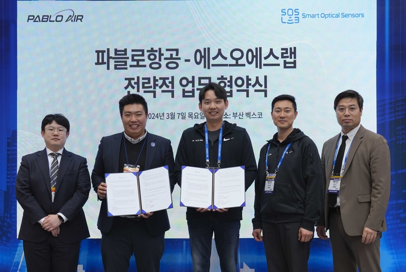 2024 드론쇼코리아에서 파블로항공과 에스오에스랩이 전략적 기술 협력을 위한 MOU 체결후 기념사진을 찍고 있다. (왼쪽부터 이재권 에스오에스랩 미래기술실 실장, 정지성 에스오에스랩 대표, 김영준 파블로항공 대표, 임승한 파블로항공 기술부사장, 김준영 파블로항공 운영이사) ⓒ 파블로항공 제공