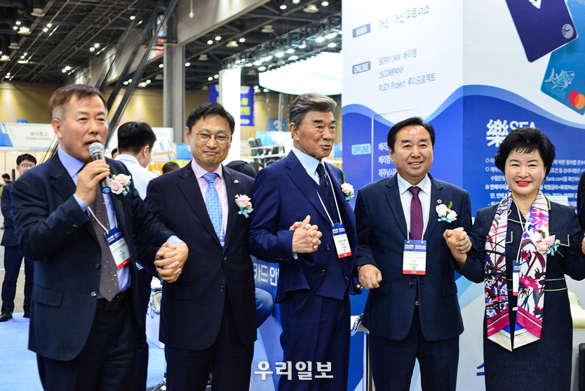 2024경기국제보트쇼 한국국제낚시박람회 배우 이덕화 해양수산부 홍보대사 내외분들과 기념촬영을 하고있는모습 ⓒ사진 최은준기자 