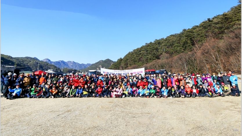 한국여행사진작가협회 산들투어 김주호 회장과 350명 단원들이 제31차 시사제 시산제와 걷기대회를 개최 후 기념촬영을 하고 있다. ⓒ 한국여행사진작가협회 제공 