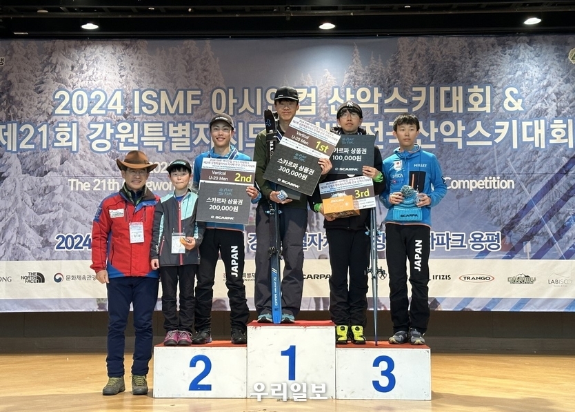 △ U20 남자부 버티컬, 스프린트 종목에서 2관왕을 차지한 정재원 선수 (오른쪽에서 세번째). 사진제공 ⓒ 대한산악연맹