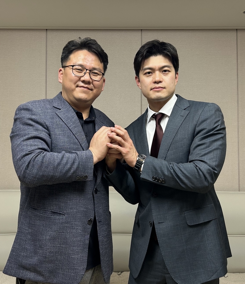 포천·가평 국회의원선거 국민의힘 경선에서 김용태(오른쪽) 예비후보 지지를 선언한 김용호(왼쪽) 예비후보.ⓒ김용태 국민의힘 포천시·가평군 국회의원선거 예비후보 사무실 제공