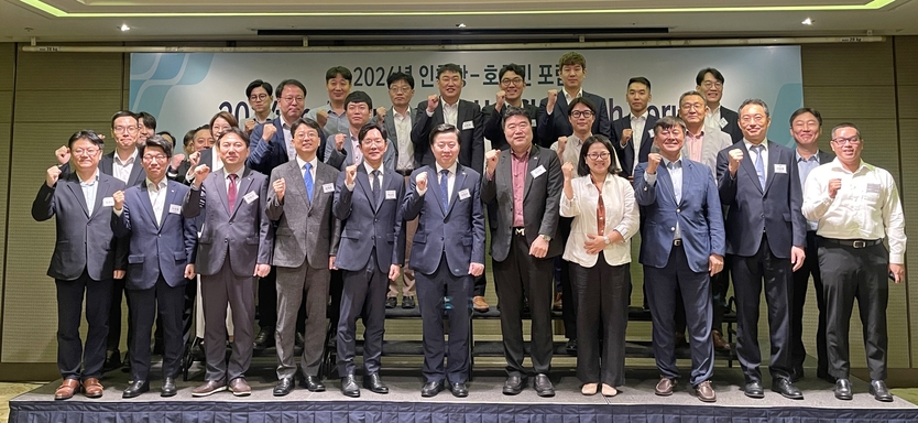 이경규 사장이 관계자들과 2024년 인천항-호치민 포럼에서 기념촬영을 하고 있다 ⓒ 인천항만공사 제공