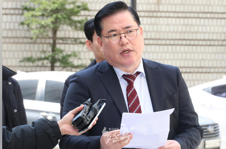 유동규 자유통일당 후보 18일 전격 사퇴하며 기자회견을 하고 있다. 