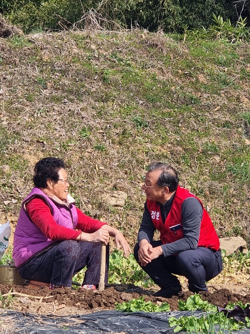 이정현 예비후보가 주민을 만나 지지호소를 하고 있다. ⓒ 이정현 예비후보실 제공