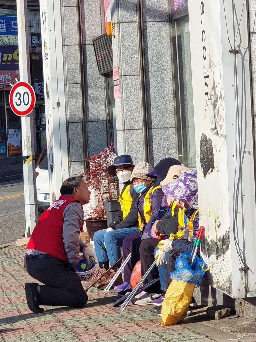 이정현 국민의힘 예비후보가 시민들과 대화를 나누고 있다. ⓒ 이정현 예비후보실 제공