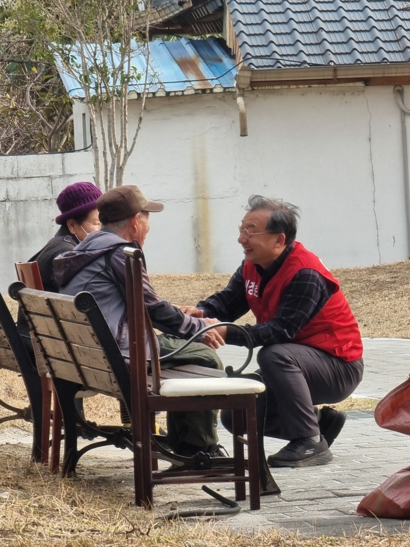 이정현 예비후보가 주민을 만나 지지호소를 하고 있다. ⓒ 이정현 예비후보실 제공
