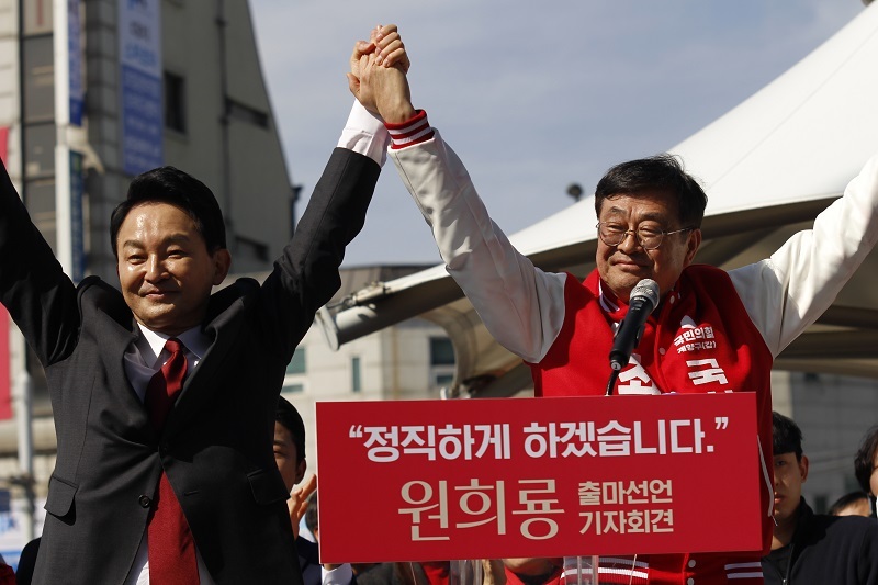 원희룡 국민의힘 계양'을'후보와 최원식 계양'갑'후보가 승리의 만세를 부르고 있다. ⓒ 우리일보 db