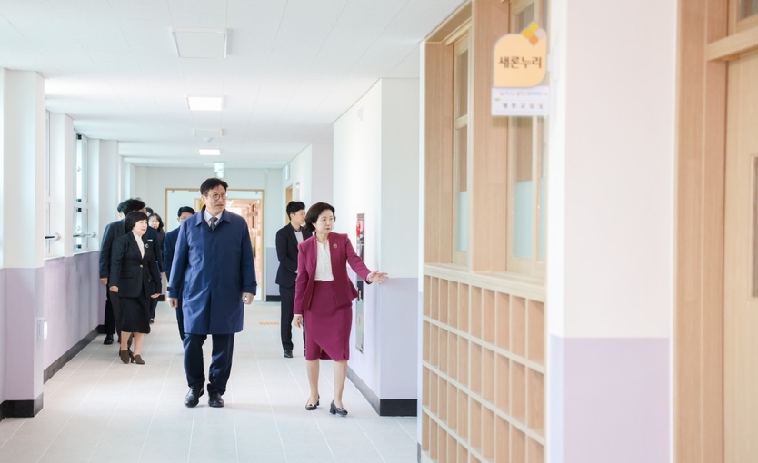 도성훈 인천시교육감, 인천송원초 별관동 증축 기념식 참석 후 학교장의 안내로 증축 교실을 둘어보고 있다. ⓒ 인천시교육청 제공