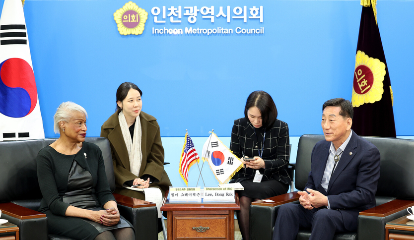 이봉락 의장이 알래스카주 상원의원 접견하고 있다. ⓒ 인천시의회 제공