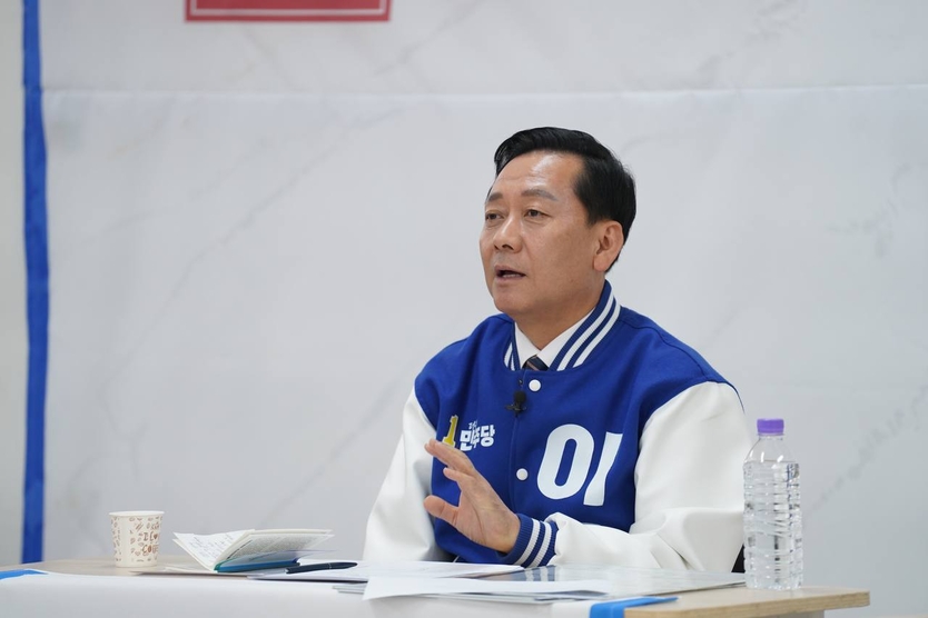 이광재 후보가 공공임대아파트연합회 토론에서 소득세법 개정안을 1호 법안으로 만들겠다고 밝히고 있다. ⓒ 이광재 후보캠프 제공