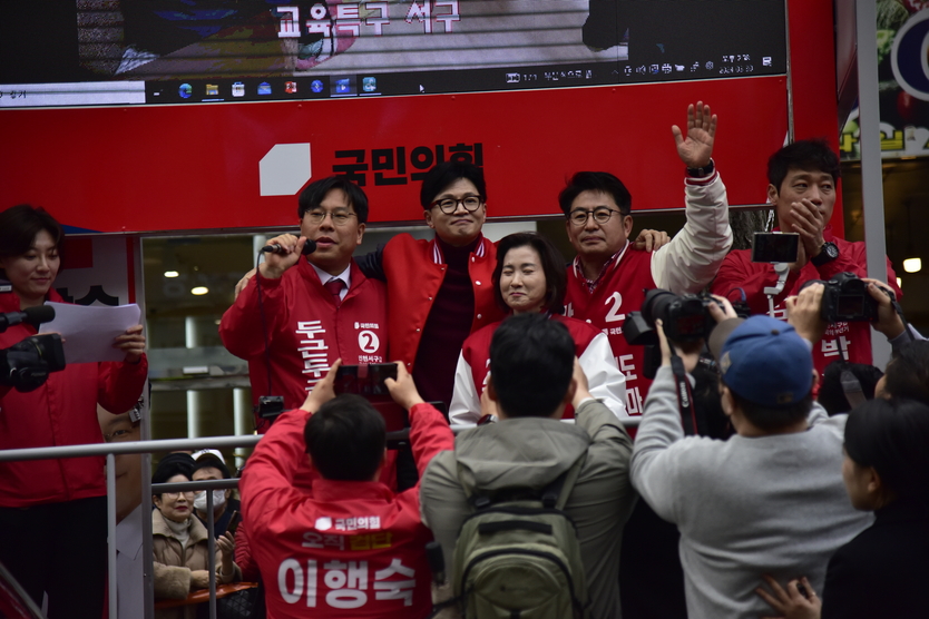 한동헌 국민의힘 위원장이 30일 정서진 중앙시장에 지원유세에 박상수 서구갑 후보 박종진 서구을 후보, 이행숙 서구병 후보와 함께 지원유세를 펼치고 있다. ⓒ 우리일보 db