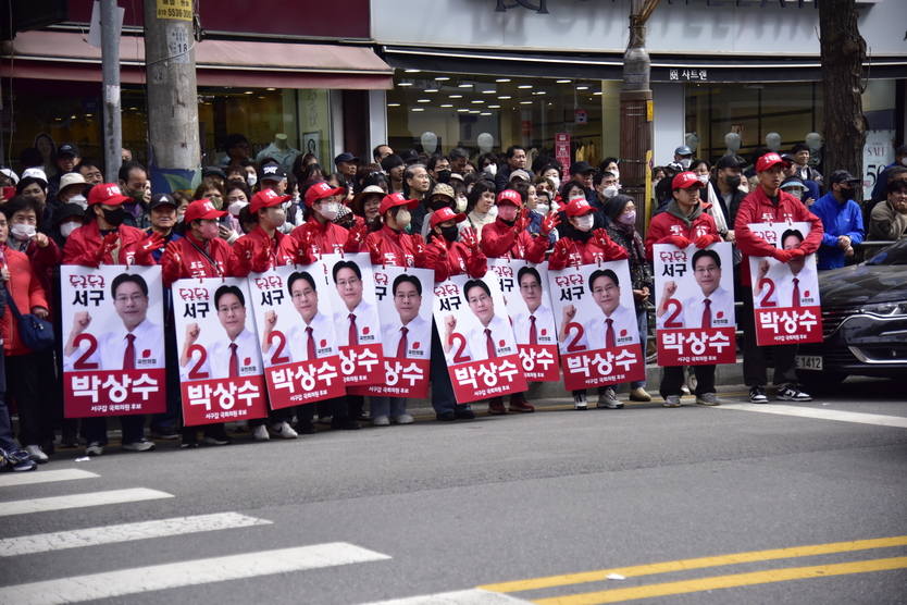 인천서구갑 박상수 후보 운동원들이 한동훈 국민의힘 위원장 지원유세에 함께 하고 있다. ⓒ 우리일보db