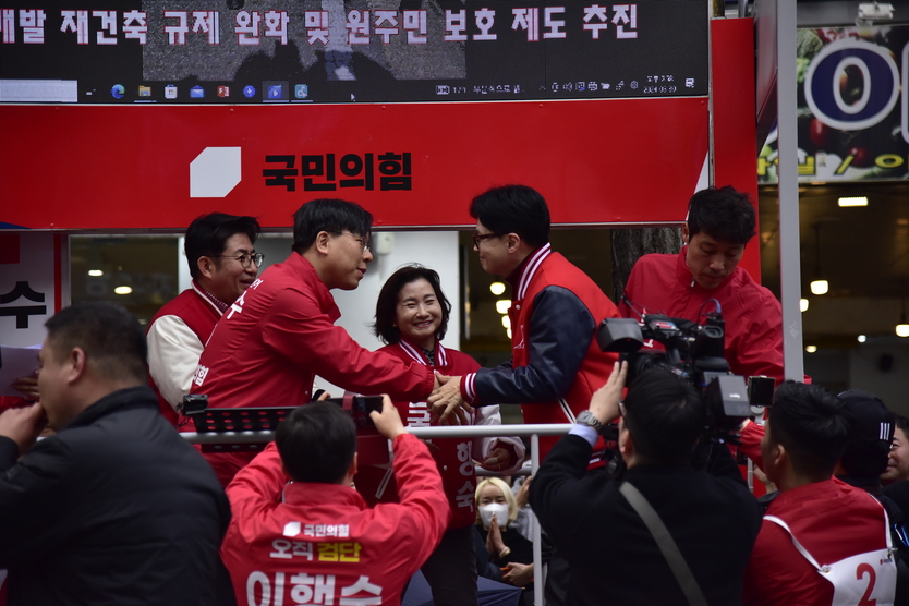 인천서구 박상수,박종진,이행숙 후보들가 한동훈 위원장이 유세차에 오르자 반갑게 악수하며 맞이하고 있다. 