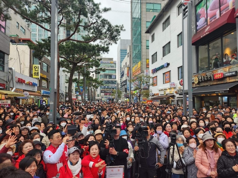강북구 전상범, 박진웅 후보 출정식에 강북구 주민들이 36년 만에 처음으로 떨쳐 나왔다. ⓒ 우리일보 조종식 기자