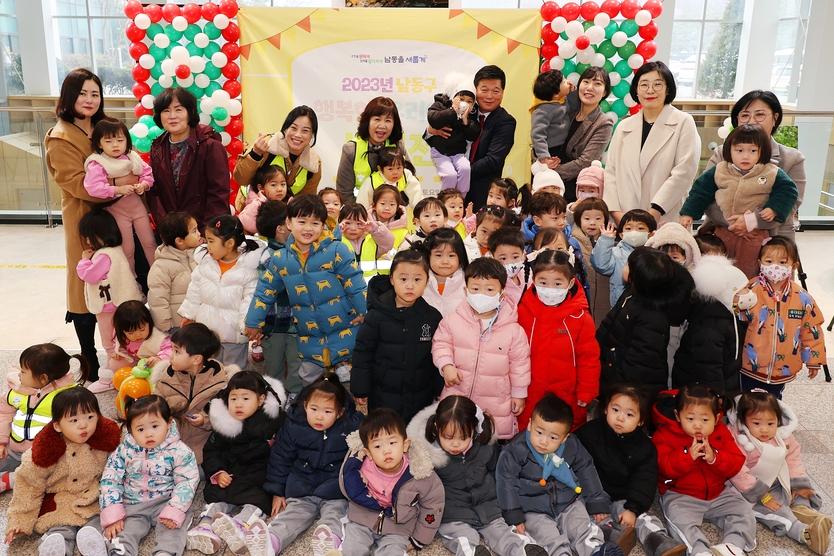 지난해 남동구청 로비에서 열린 행복한 우리아이 사진전을 개최하고 있다. ⓒ 남동구 제공