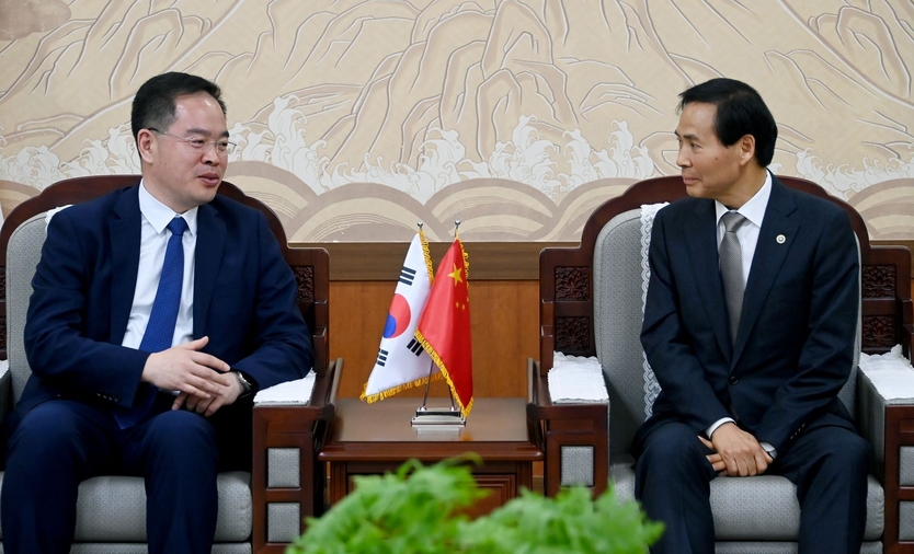 황효진 글로벌도시정무부시장이 1일 시청 접견실에서 중국 웨이하이시 량 하오 부시장과 문화·체육·관광 교류 활성화 협력방안을 논의하고 있다. ⓒ 인천시 제공