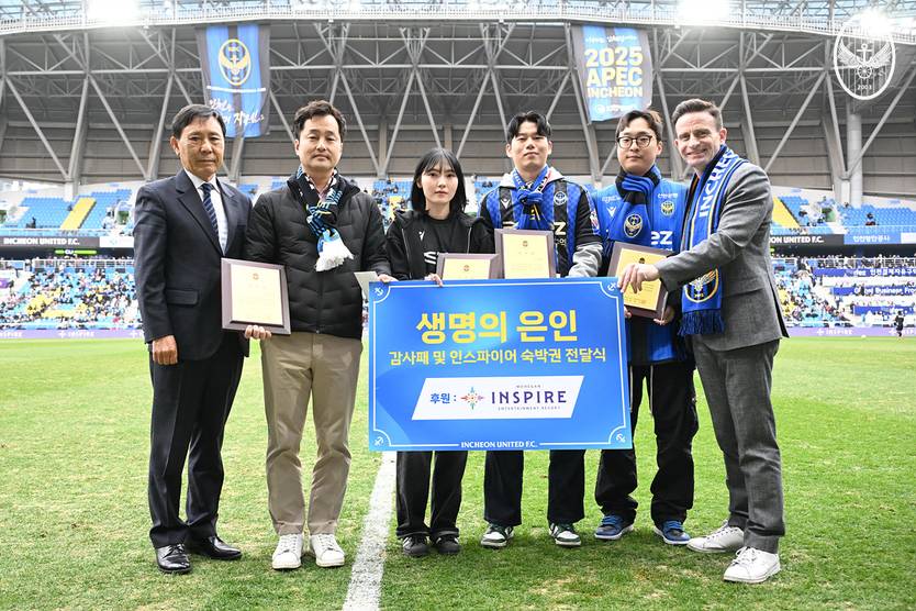 인천유나이티드, 모히건 인스파이어와 후원 협약 체결 (사진-왼쪽부터 전달수 인천 구단 대표이사, 마이클 젠슨 모히건 인스파이어 최고마케팅책임자 ⓒ 인천유나이티드 제공