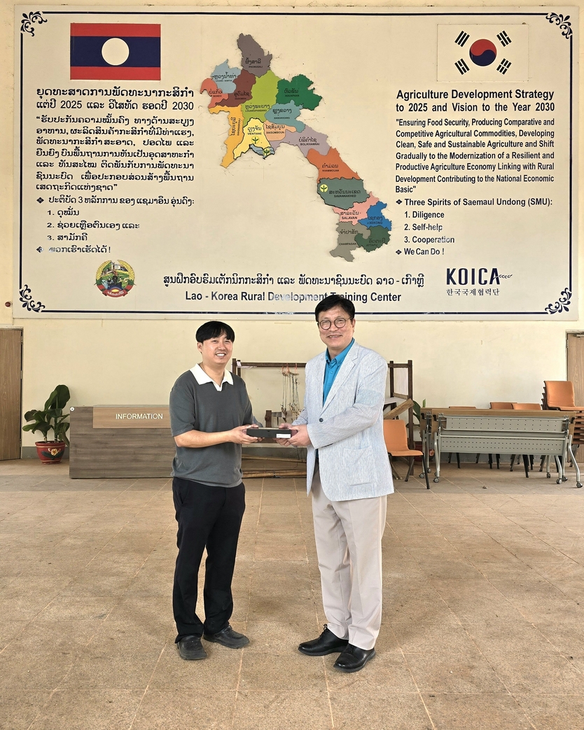 도성훈 인천시교육감, 라오스 현지 이재원 대표와 한인청년 스타트업 협의 위한 간담회를 가지고 기념촬영을 하고 있다. ⓒ 인천시교육청 제공