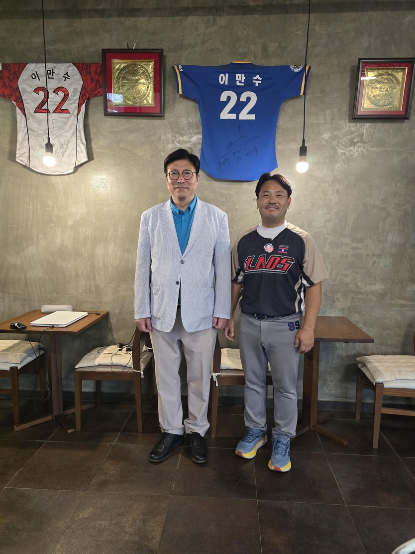 도성훈 인천시교육감, 라오스 현지 제상옥 대표와 한인청년 스타트업 기업가와 기념촬영을 하고 있다. ⓒ 인천시교육청 제공