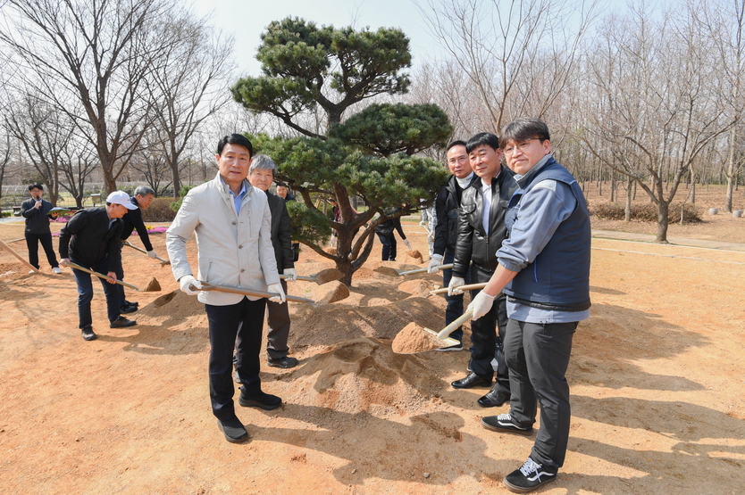 송병억 매립지공사 사장이 산책로 정식개장하고 드림파크 나무심기 행사 기념촬영을 하고 있다. ⓒ 수도권매립공사 제공