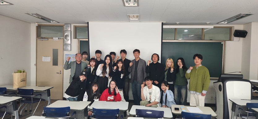 방송인 정재환씨가 인천대 법학부 학생들을 대상으로 초청 특강 종료후 기념사진 촬영을 하고 있다. ⓒ 인천대 제공