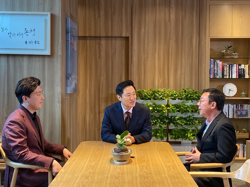 홍철호 경기김포을 후보와 국민의힘 박진호 김포갑 후보가 오세훈 서울시장 면담을 가지고 있다. ⓒ 홍철호 후보캠프 제공