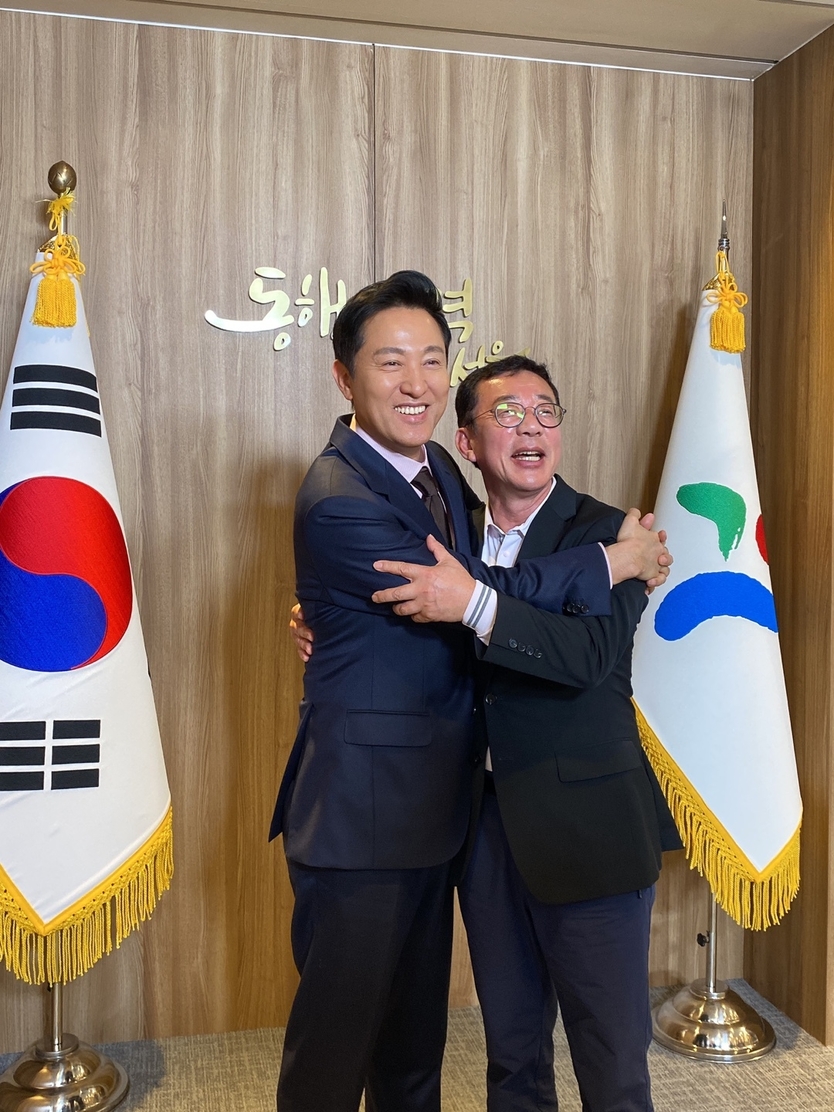 홍철호 후보와 오세훈 서울시장이 서로포옹하며 환화게 웃고 있다. ⓒ 홍철호 후보캠프 제공