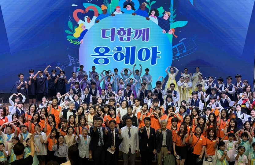 도성훈 인천시교육감이 국악합창, 베트남 호치민에 국악합창의 "다함께 옹헤야" 공연 후 기념촬영을 하고 있다.. ⓒ 인천시교육청 제공