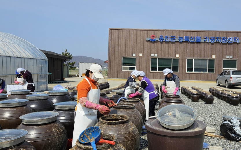옹진군, 전통장류연구회 전통장 가르기 행사를 진행하고 있다. ⓒ 옹진군 제공