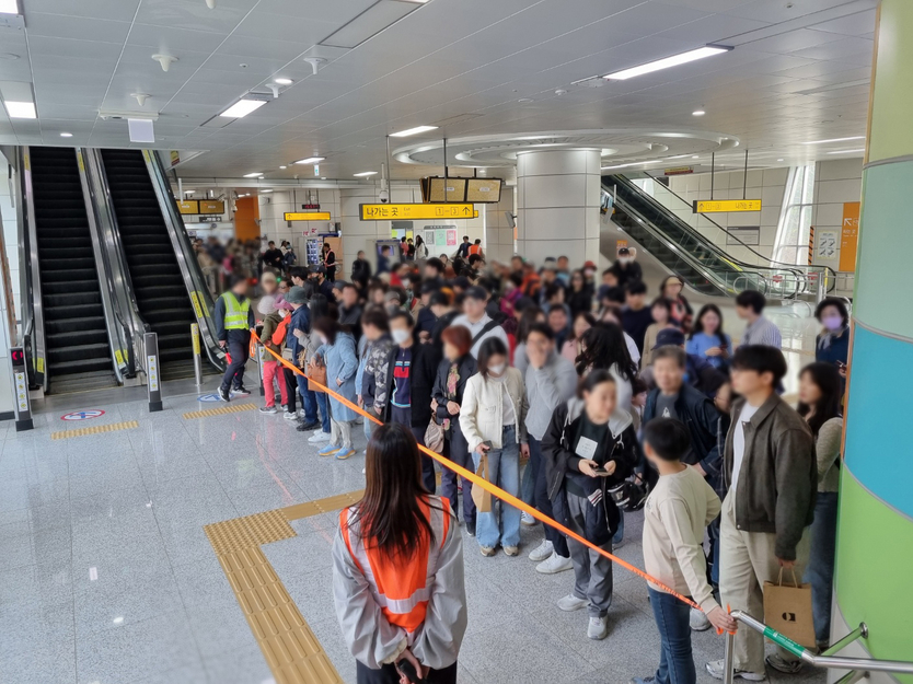 “상춘객들이 안전에 걱정없이 지하철을 이용할 수 있도록 안전인력 배치하고 있다. ⓒ 인천교통공사 제공