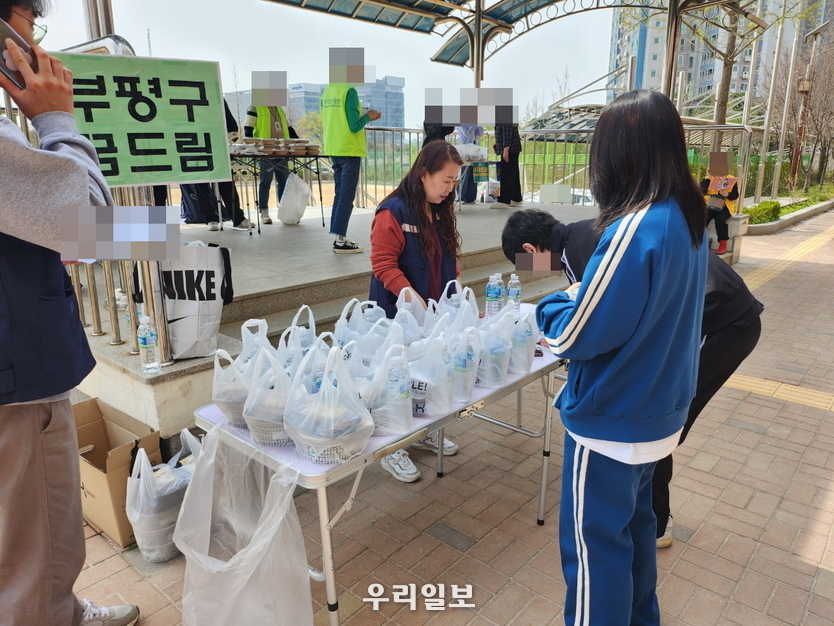 인천시부평구 학교밖청소년지원센터 꿈드림이 올해 검정고시에 응시한 응시자들을 위한 점심 도시락 나눔 지원을 하고 있다.ⓒ 인천시 부평구 제공