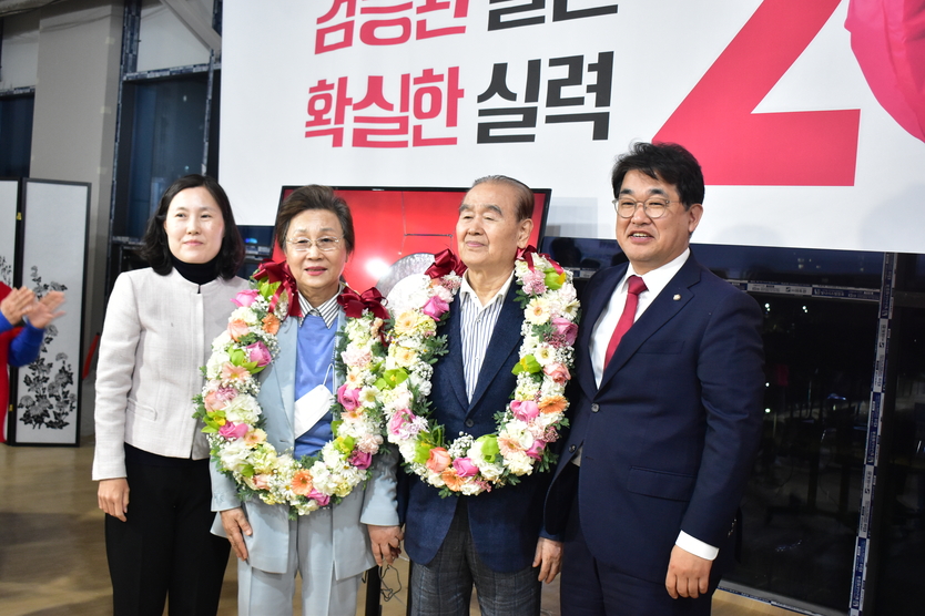 배준영 후보가 4.10 총선에서 22대 국회의원에 당선돼 아버지와 어머니께 화환걸어들이고 기념촬영을 하고 있다. ⓒ 배준영 후보 캠프 제공