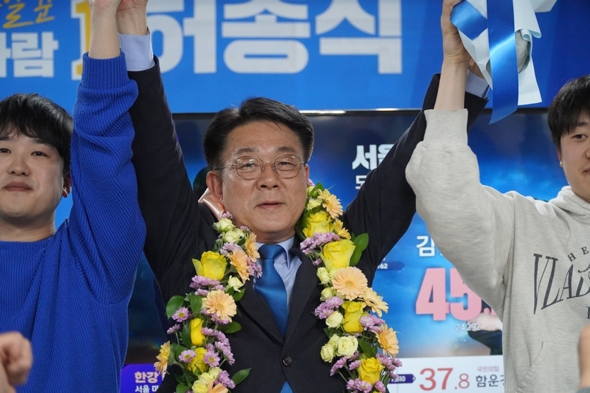 허종식 후보가 4.10 총선에서 당선돼 꽃다발을 걸고 환호를 하고 있다. ⓒ 허종식 후부캠프 제공